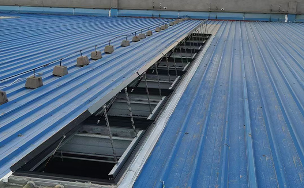 某城市大型商业综合体中庭通渭排烟窗工程